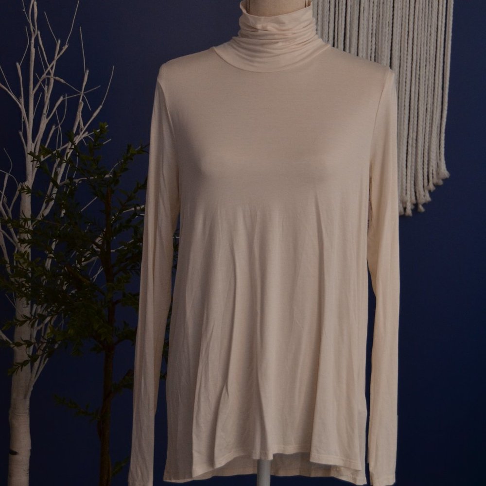 Three Dots TurtleNeck Size M NWT